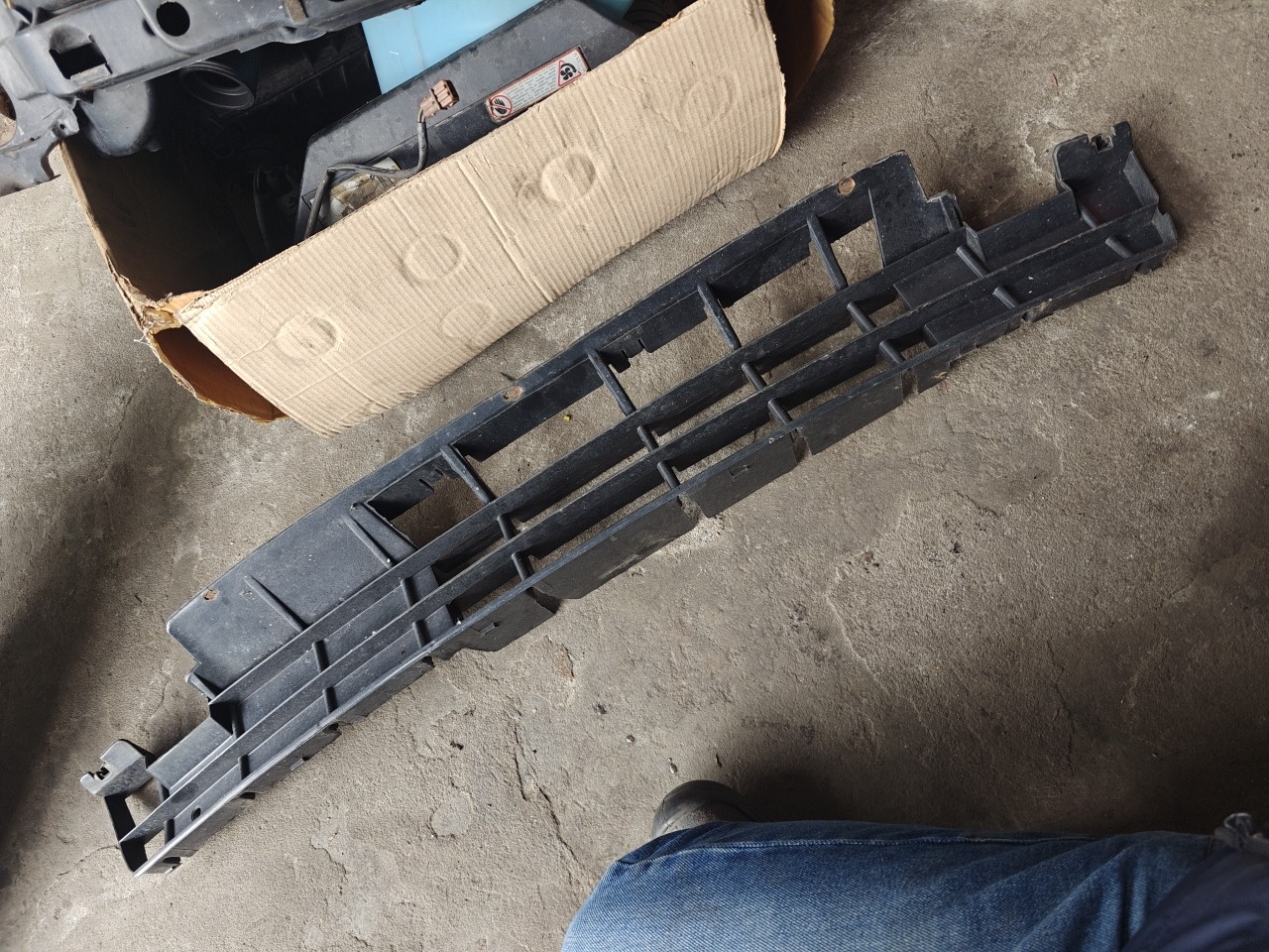 Grelha Inferior Central do Parachoques Frente VOLKSWAGEN PASSAT (3A2, 35I) | 88 - 97