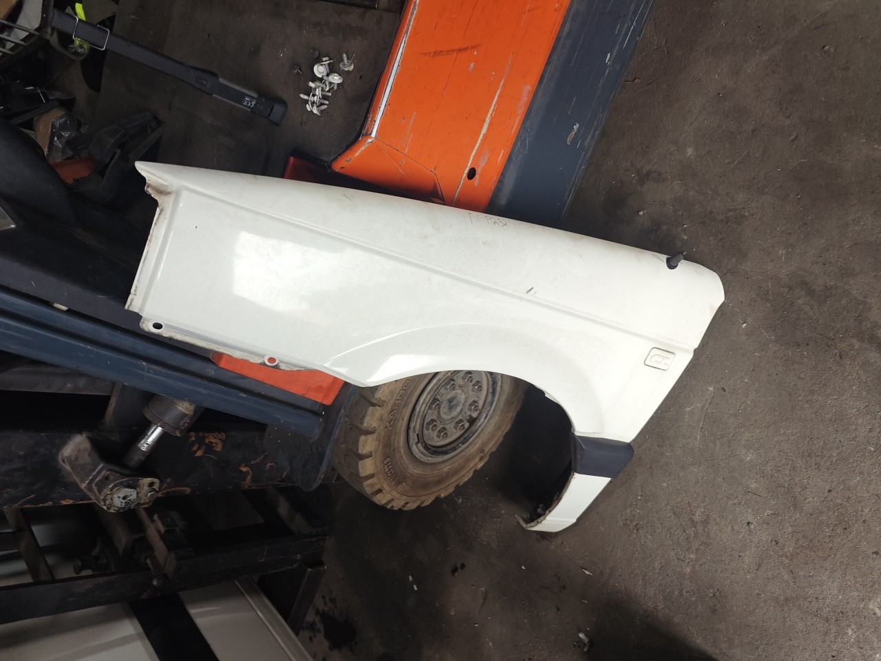 Left Fender VOLKSWAGEN PASSAT (3A2, 35I) | 88 - 97