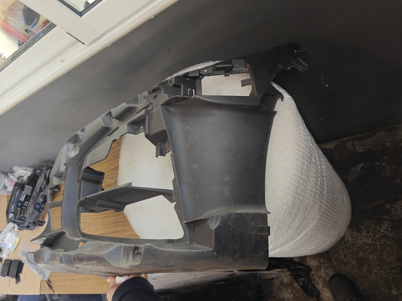 Suporte / Guia Esquerda do Parachoques Frente RENAULT Clio II (BB0/1/2_, CB0/1/2_)