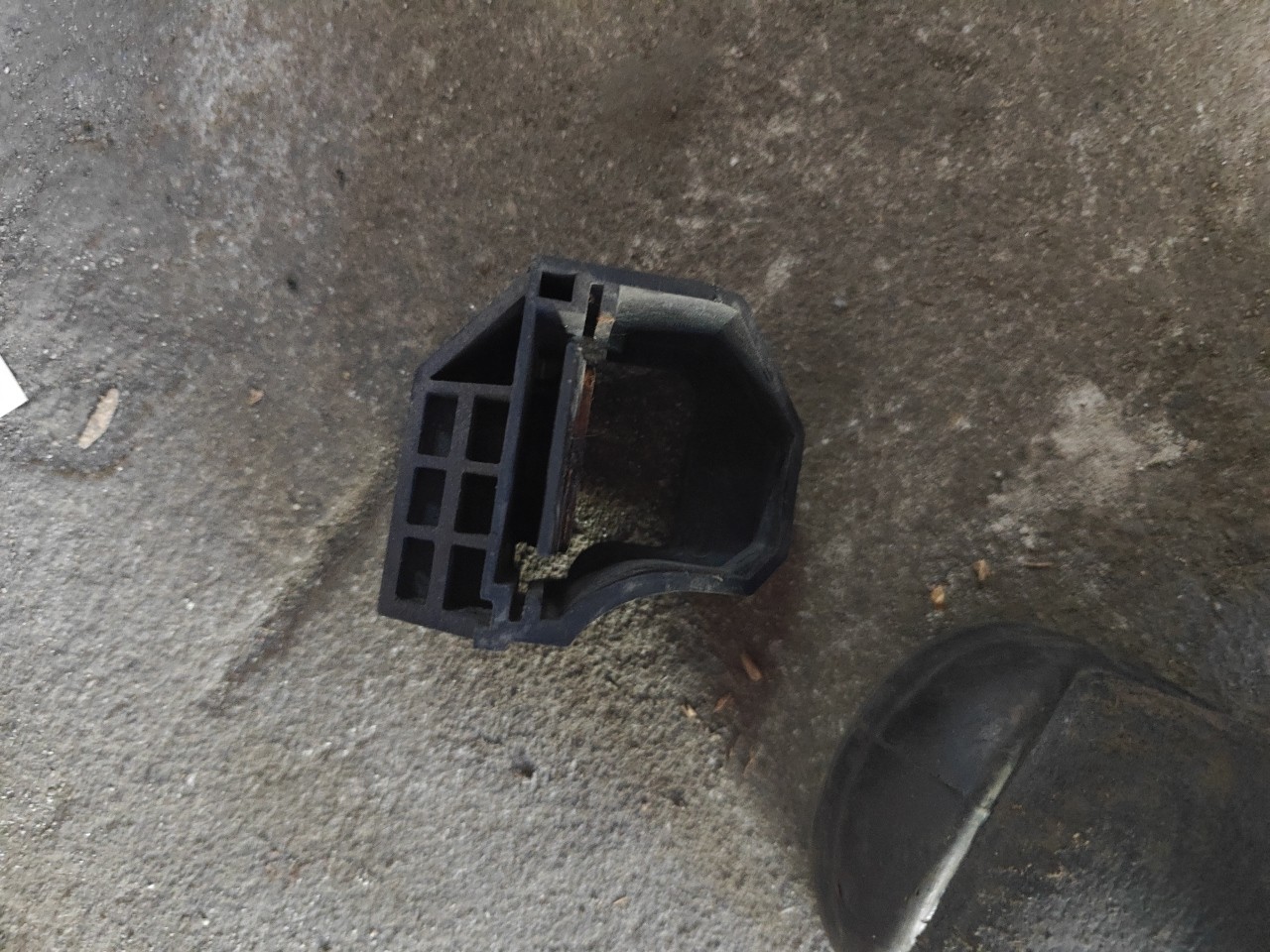Taco / Suporte pequeno dos radiadores Esquerdo BMW 1 (E87) | 03 - 13