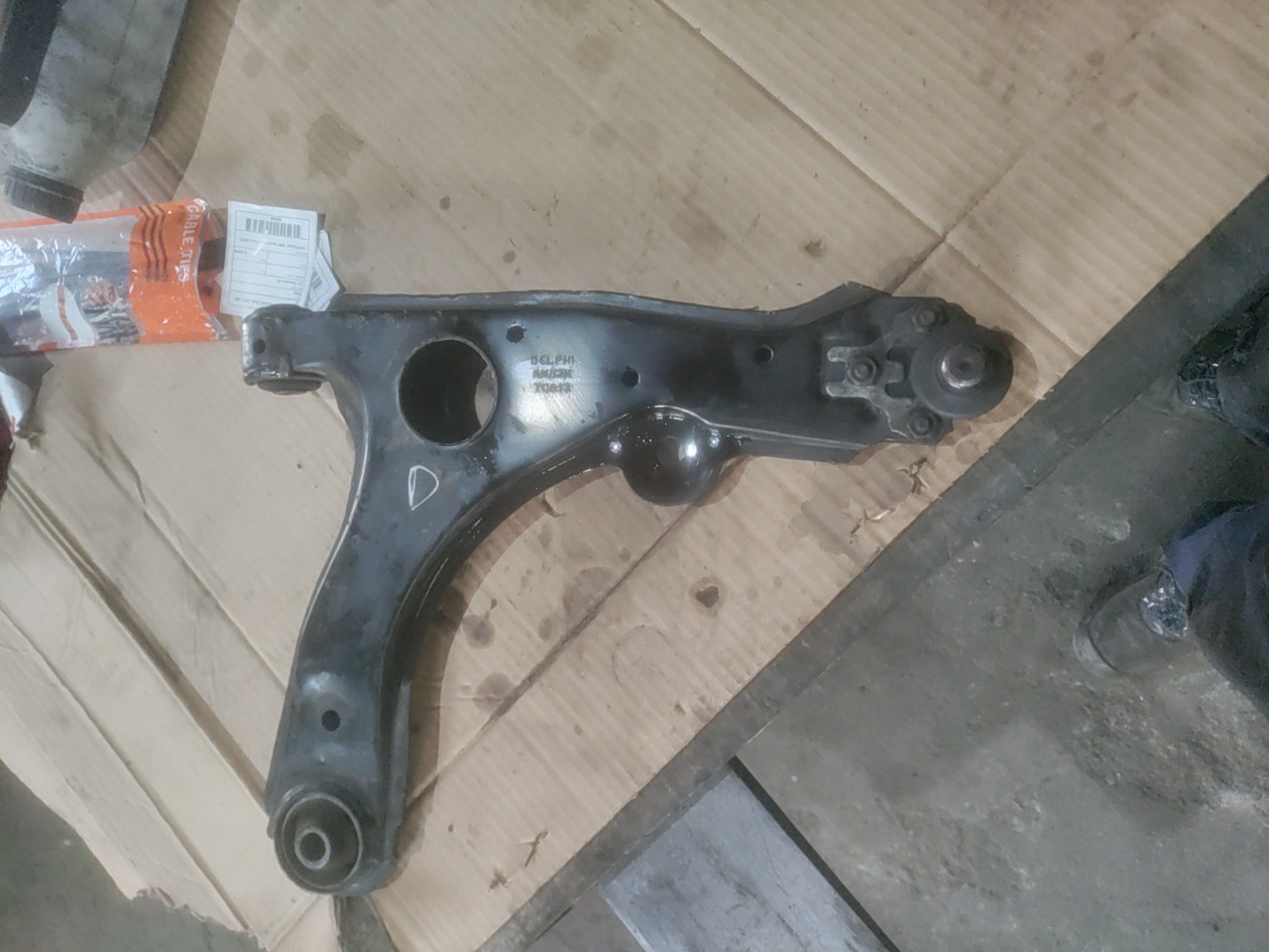 Braço de Suspensão Inferior Frente Direito VOLKSWAGEN PASSAT (3A2, 35I) | 88 - 97