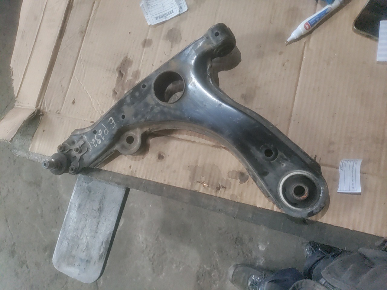 Braço de Suspensão Inferior Frente Esquerdo VOLKSWAGEN PASSAT (3A2, 35I) | 88 - 97