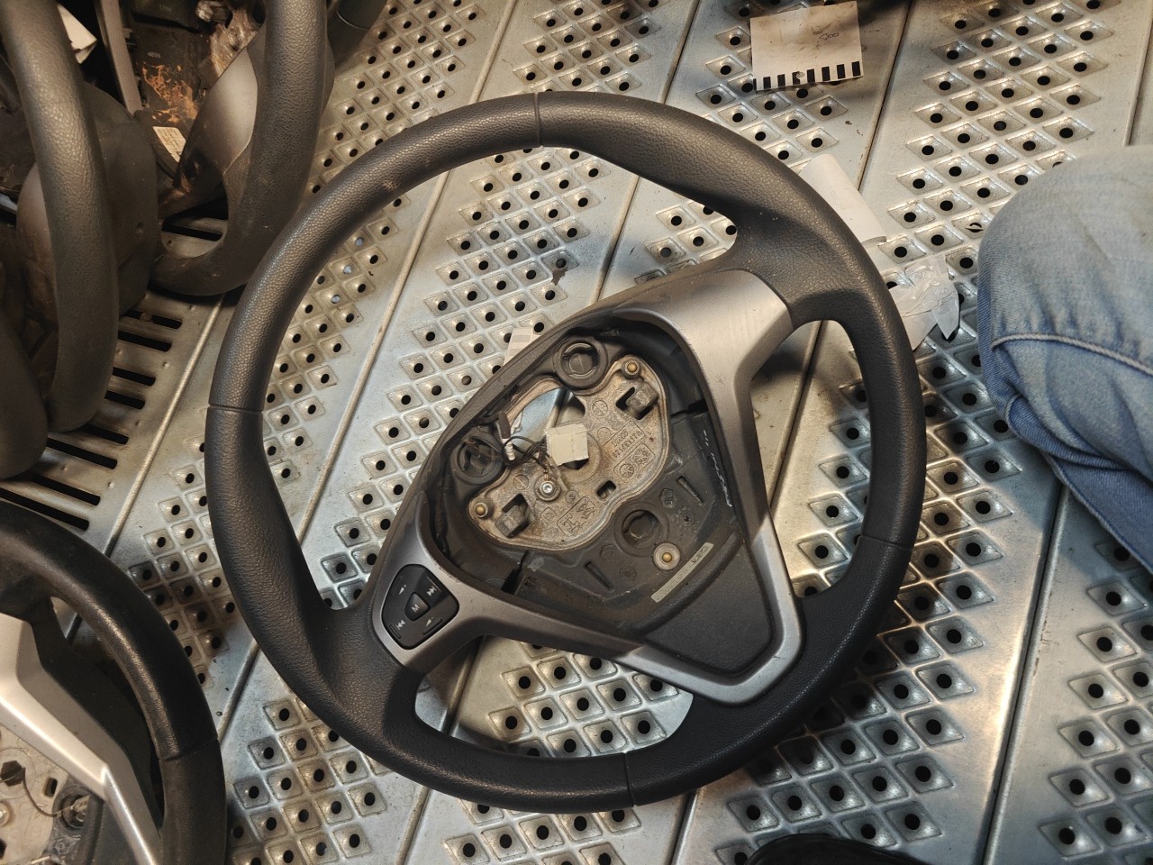 steering wheel FORD FIESTA VI (CB1, CCN) | 08 - 