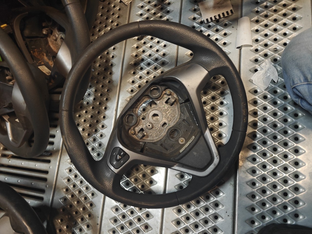 steering wheel FORD FIESTA VI (CB1, CCN) | 08 - 