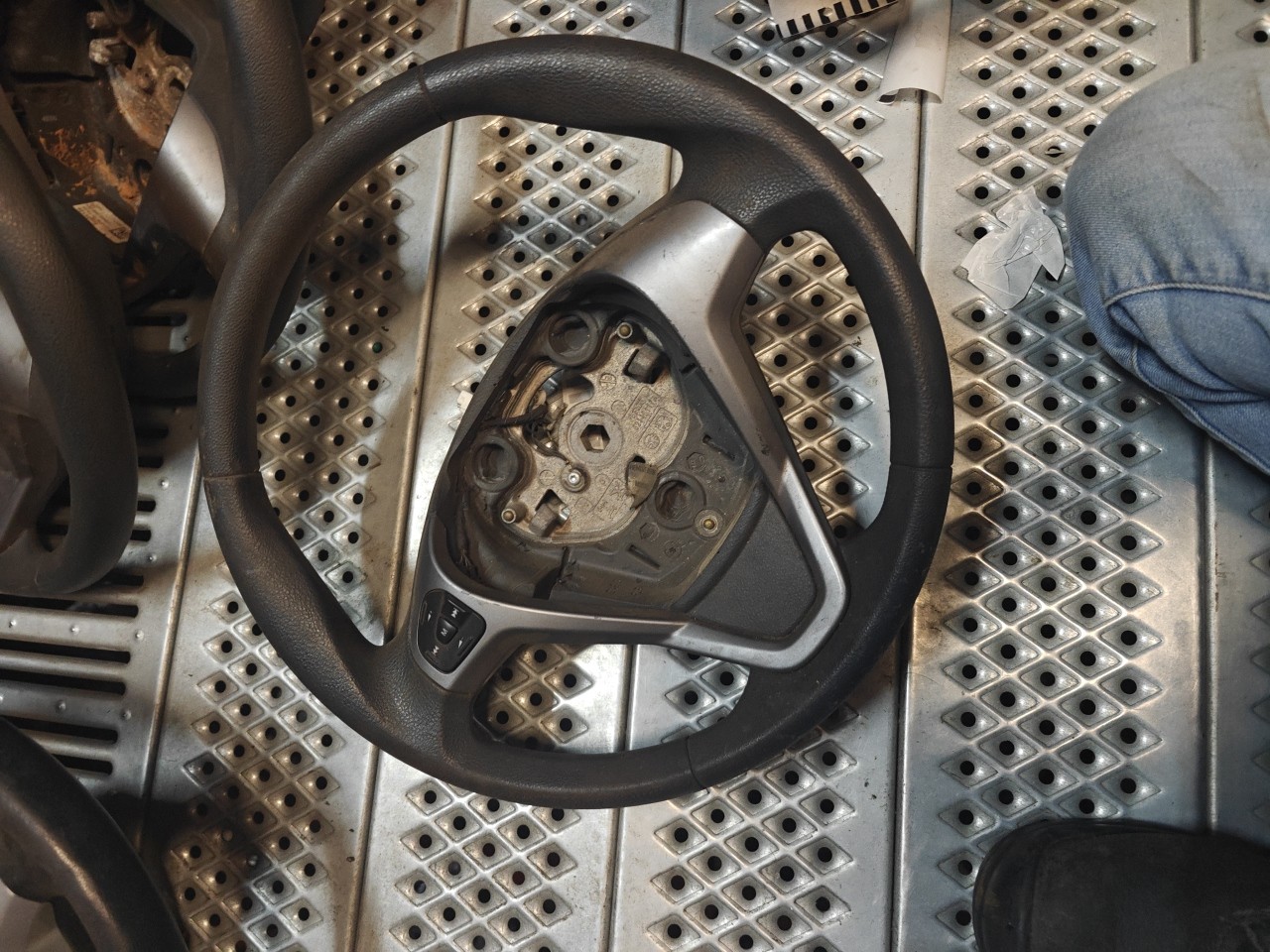 steering wheel FORD FIESTA VI (CB1, CCN) | 08 - 