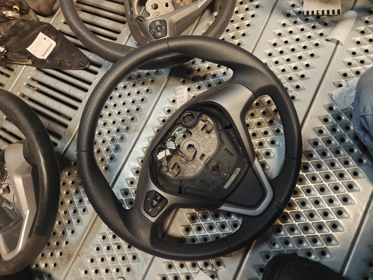 steering wheel FORD FIESTA VI (CB1, CCN) | 08 - 