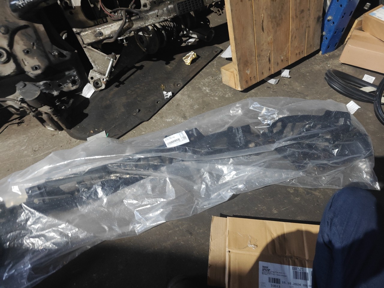 Suporte/ Guia Central do Parachoques Tras BMW 1 (F20) | 11 - 19