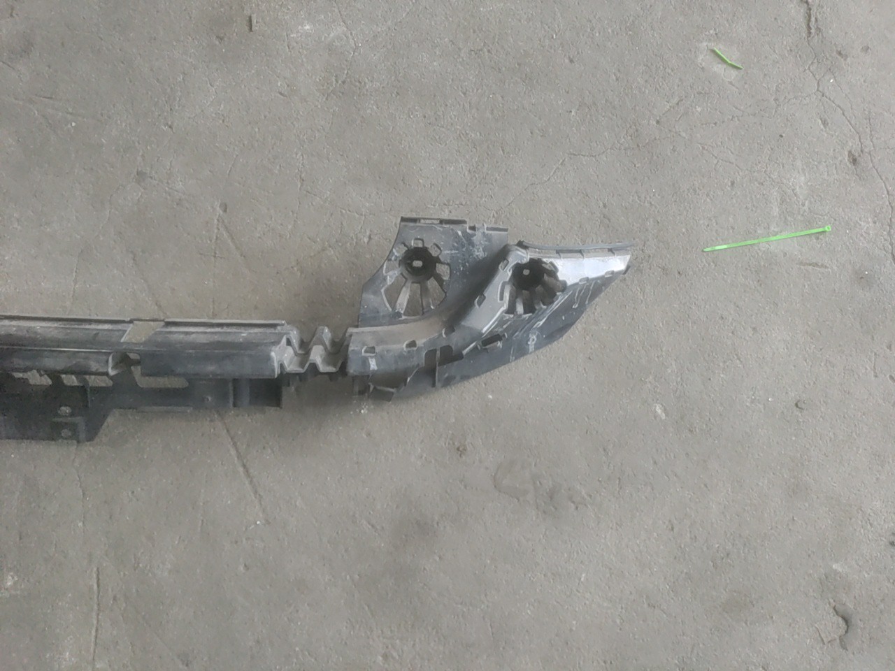 Suporte/ Guia Central do Parachoques Tras BMW 1 (F20) | 11 - 19