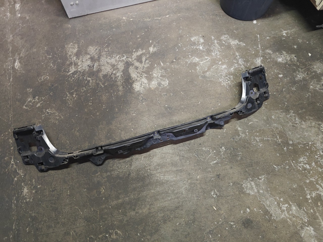 Suporte/ Guia Central do Parachoques Tras BMW 5 Touring (F11) | 09 - 17