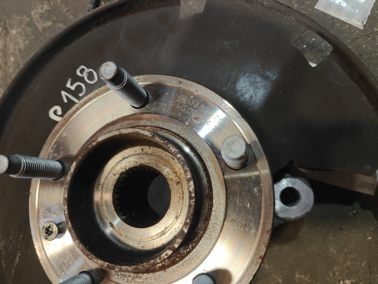 Manga de Eixo Frente Esquerda OPEL ASTRA J Sports Tourer (P10) | 10 - 15 Imagem-1 Manga de Eixo Frente Esquerda OPEL ASTRA J Sports Tourer (P10) | 10 - 15 Imagem-1