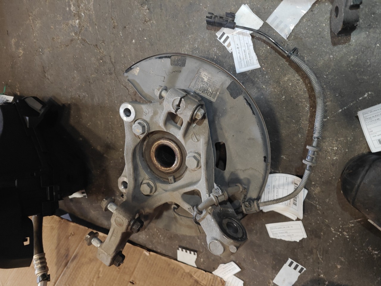 Manga de Eixo Frente Esquerda OPEL ASTRA J Sports Tourer (P10) | 10 - 15 Imagem-3 Manga de Eixo Frente Esquerda OPEL ASTRA J Sports Tourer (P10) | 10 - 15 Imagem-3