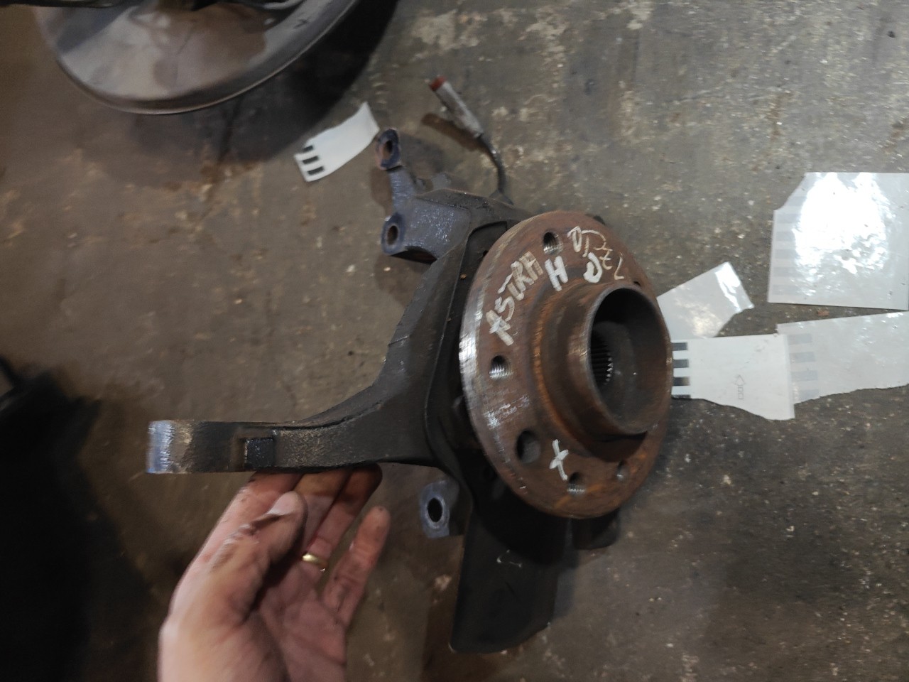 Manga de Eixo Frente Direita OPEL ASTRA H (A04) | 04 - 14 Imagem-1 Manga de Eixo Frente Direita OPEL ASTRA H (A04) | 04 - 14 Imagem-1