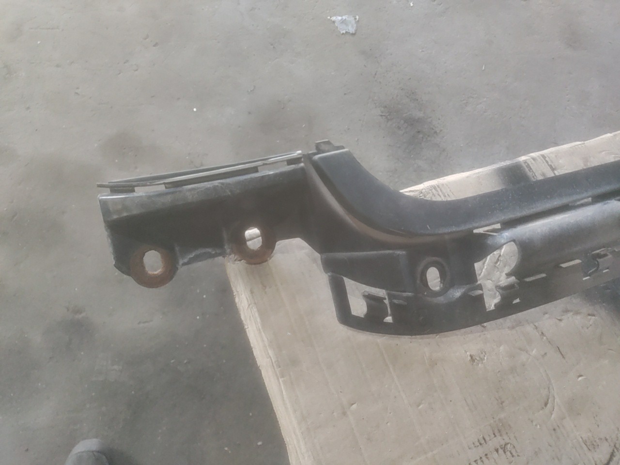 Suporte/ Guia Central do Parachoques Tras BMW 1 (E87) | 03 - 13