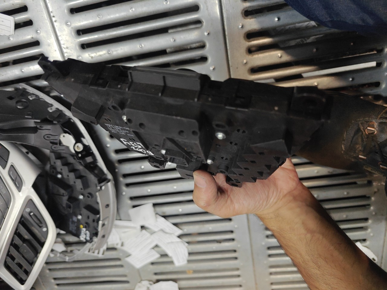 Comutador do Radio / Manete FORD FIESTA VI (CB1, CCN) | 08 -  Imagem-3 Comutador do Radio / Manete FORD FIESTA VI (CB1, CCN) | 08 -  Imagem-3