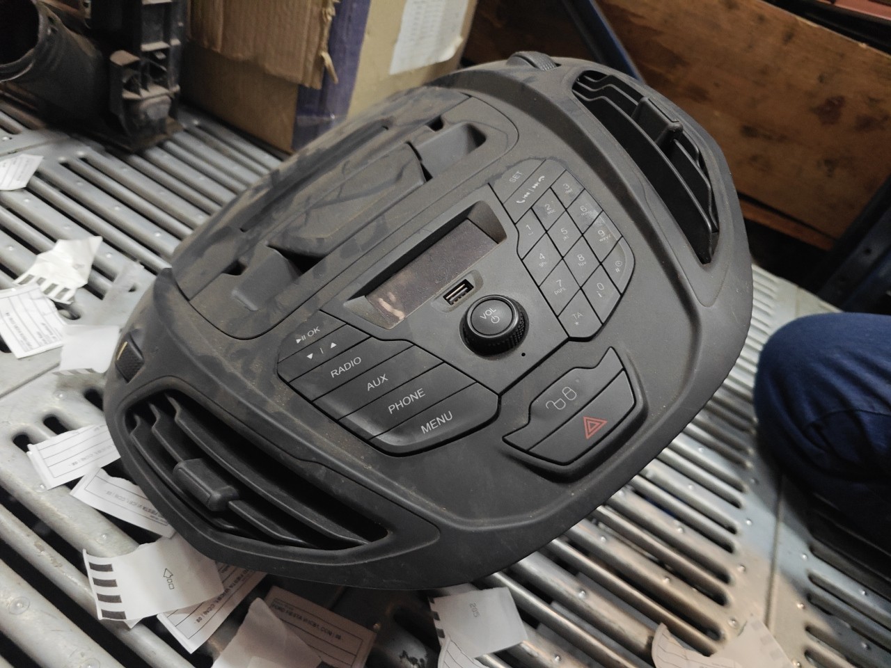 Comutador do Radio / Manete FORD TOURNEO COURIER B460 Kombi | 14 -  Imagem-1 Comutador do Radio / Manete FORD TOURNEO COURIER B460 Kombi | 14 -  Imagem-1