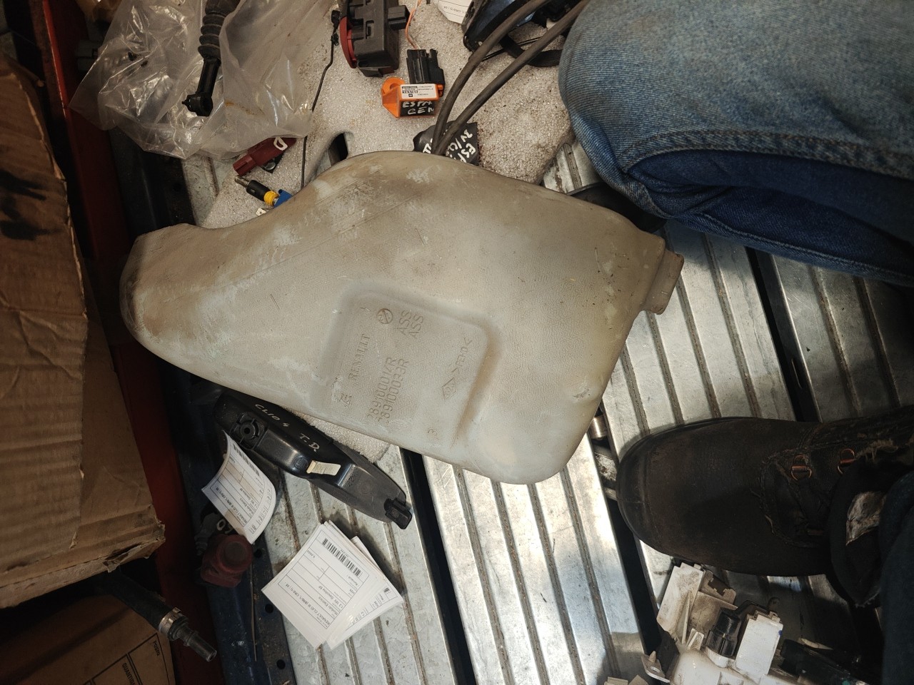 Deposito de Agua do Limpa Vidros RENAULT CLIO III (BR0/1, CR0/1) | 05 - 