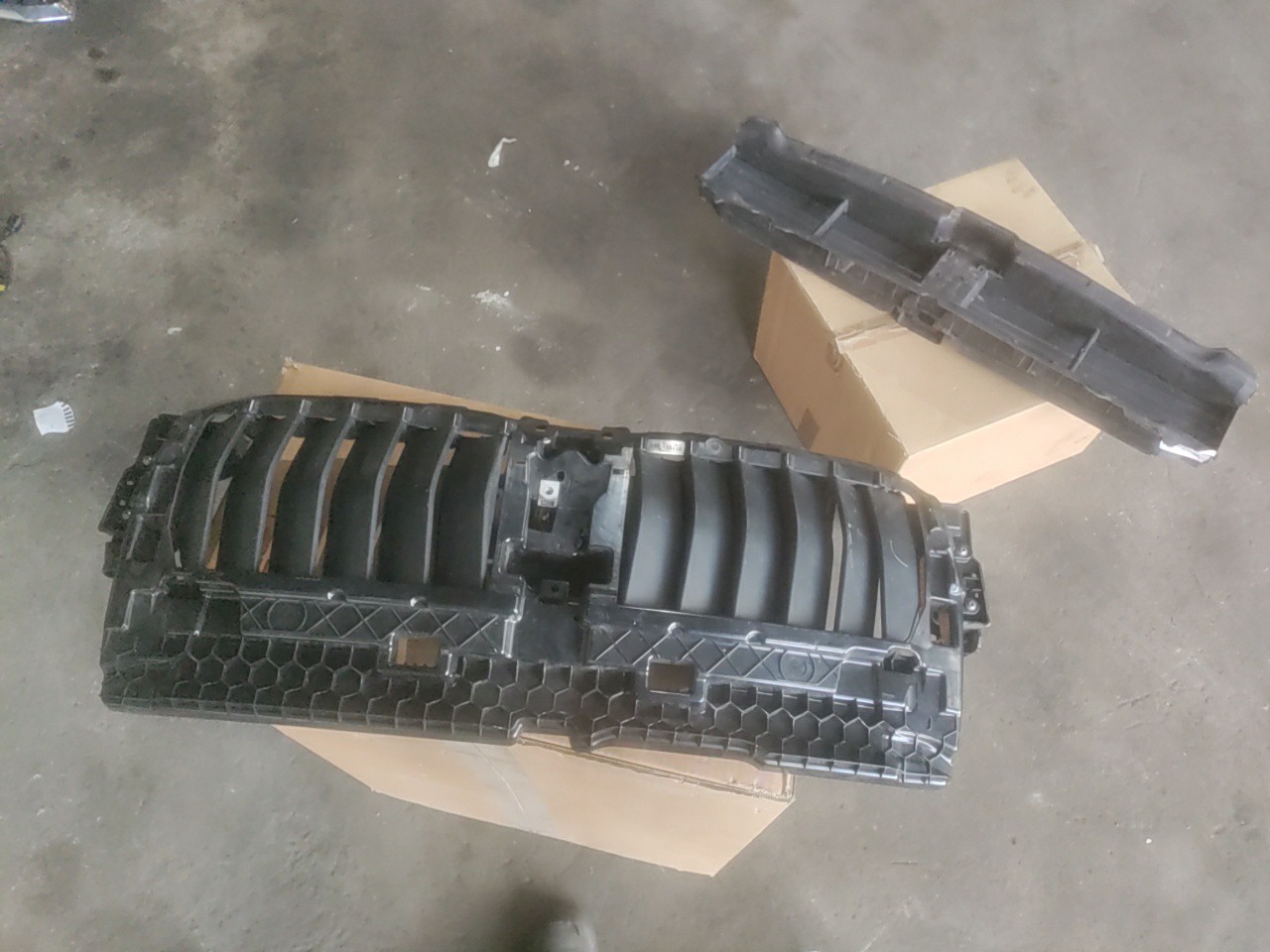 Entrada de Ar / Suporte da Grelha Frontal Central RENAULT Clio II (BB0/1/2_, CB0/1/2_)