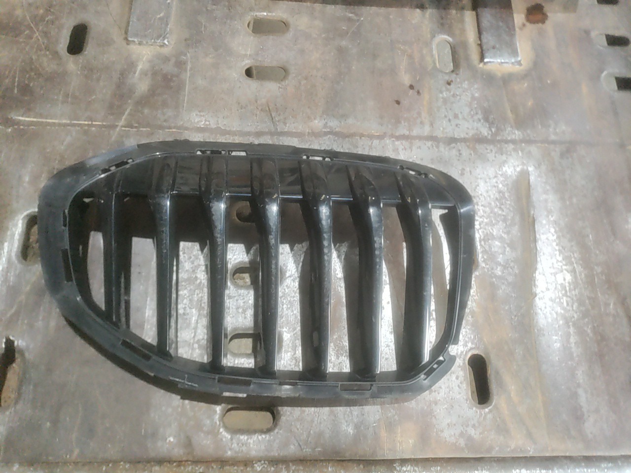 Grelha Superior Esquerda do Parachoques Frente BMW 1 (F40) | 19 - 