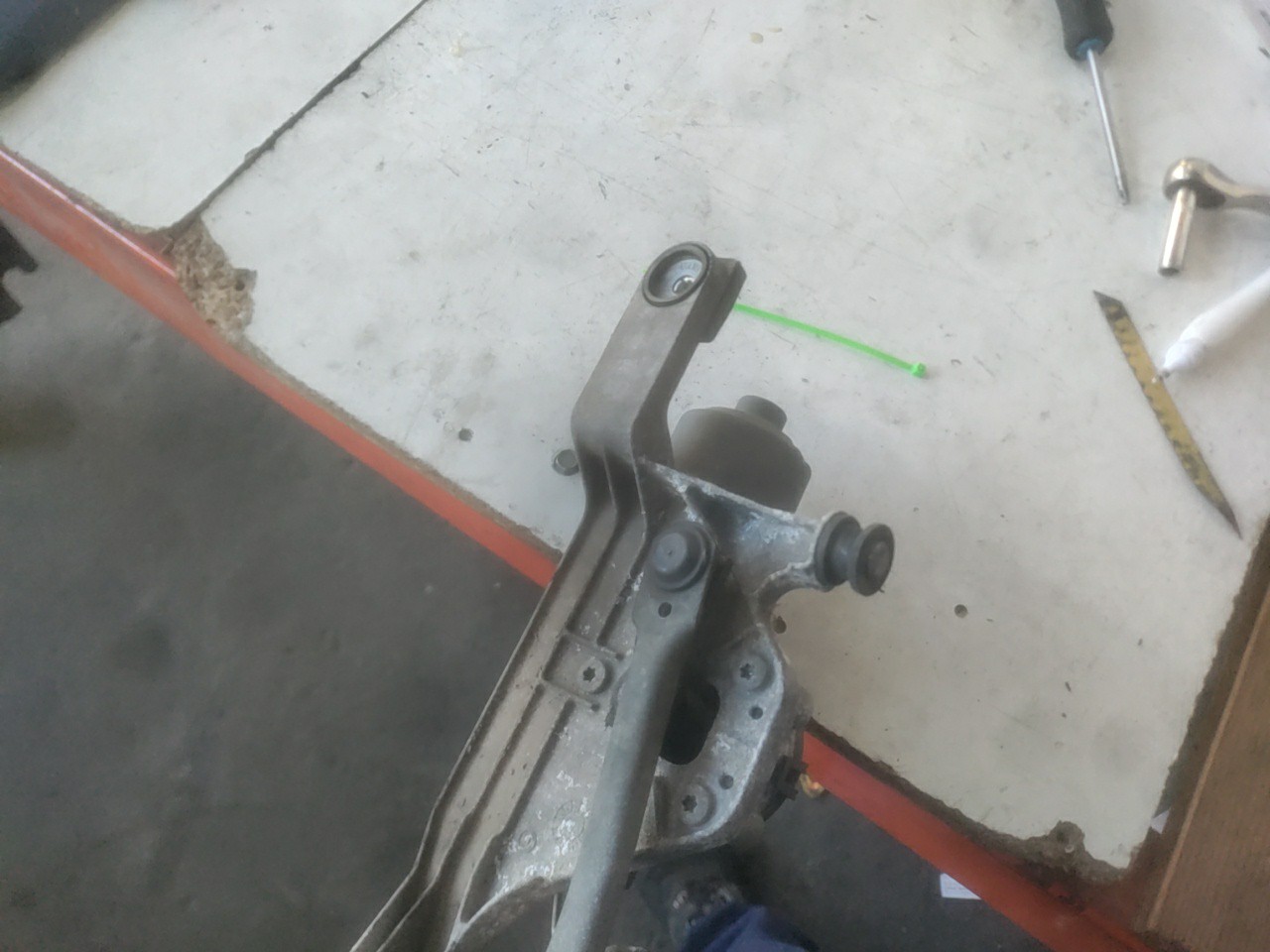 Motor de Escovas da Frente FORD FOCUS II Turnier (DA_, FFS, DS) | 04 - 12 Imagem-2 Motor de Escovas da Frente FORD FOCUS II Turnier (DA_, FFS, DS) | 04 - 12 Imagem-2