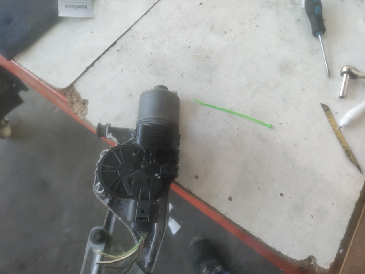 Motor de Escovas da Frente FORD FOCUS II Turnier (DA_, FFS, DS) | 04 - 12 Imagem-3 Motor de Escovas da Frente FORD FOCUS II Turnier (DA_, FFS, DS) | 04 - 12 Imagem-3