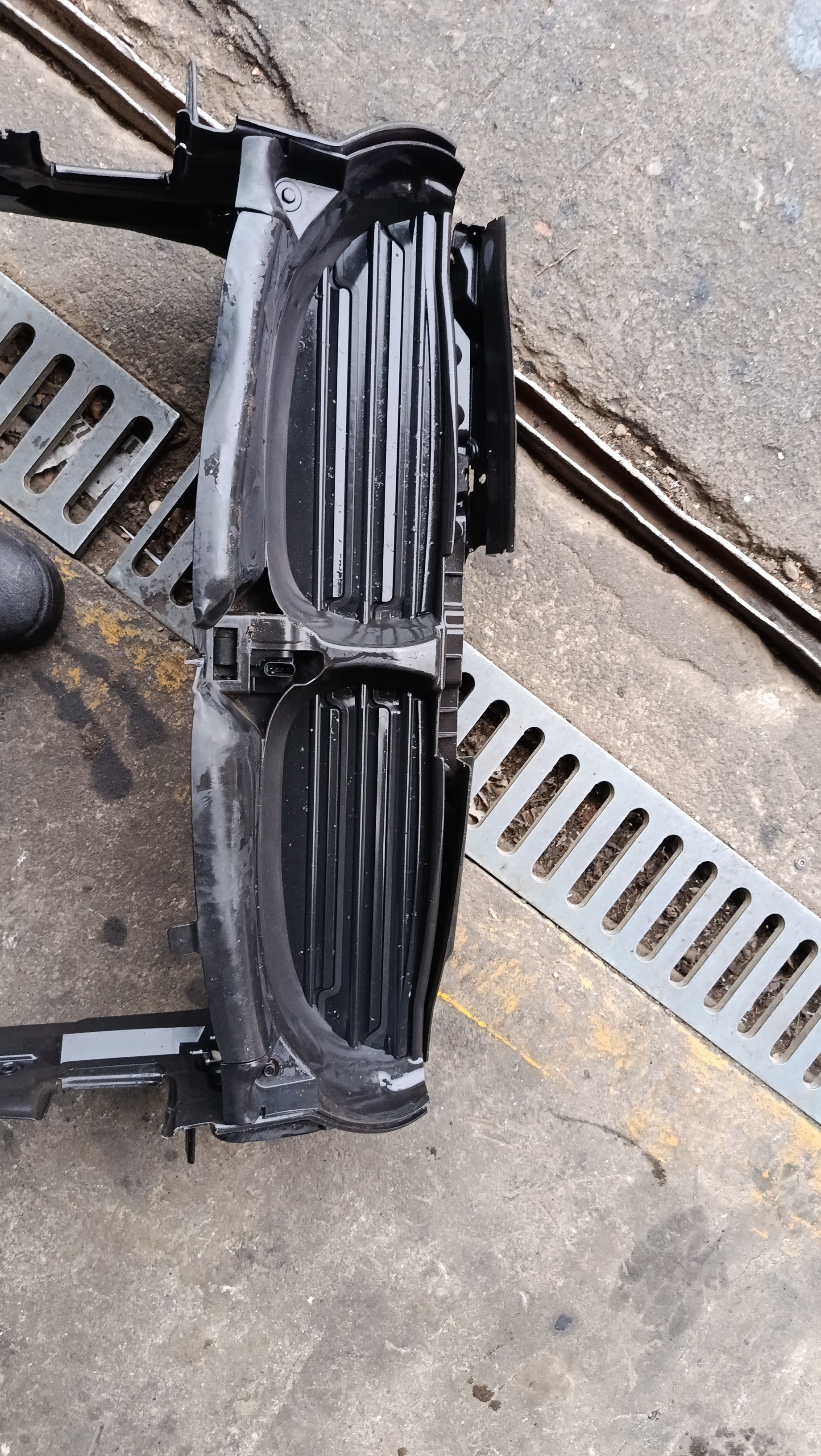 Frente em Plastico / Conduta de ar central  BMW 5 (E60) | 01 - 10 Imagem-3 Frente em Plastico / Conduta de ar central  BMW 5 (E60) | 01 - 10 Imagem-3