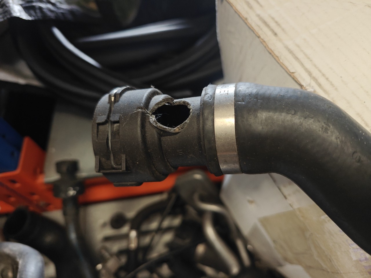 Tubo de Agua BMW 3 (E90) | 04 - 12 Imagem-2 Tubo de Agua BMW 3 (E90) | 04 - 12 Imagem-2