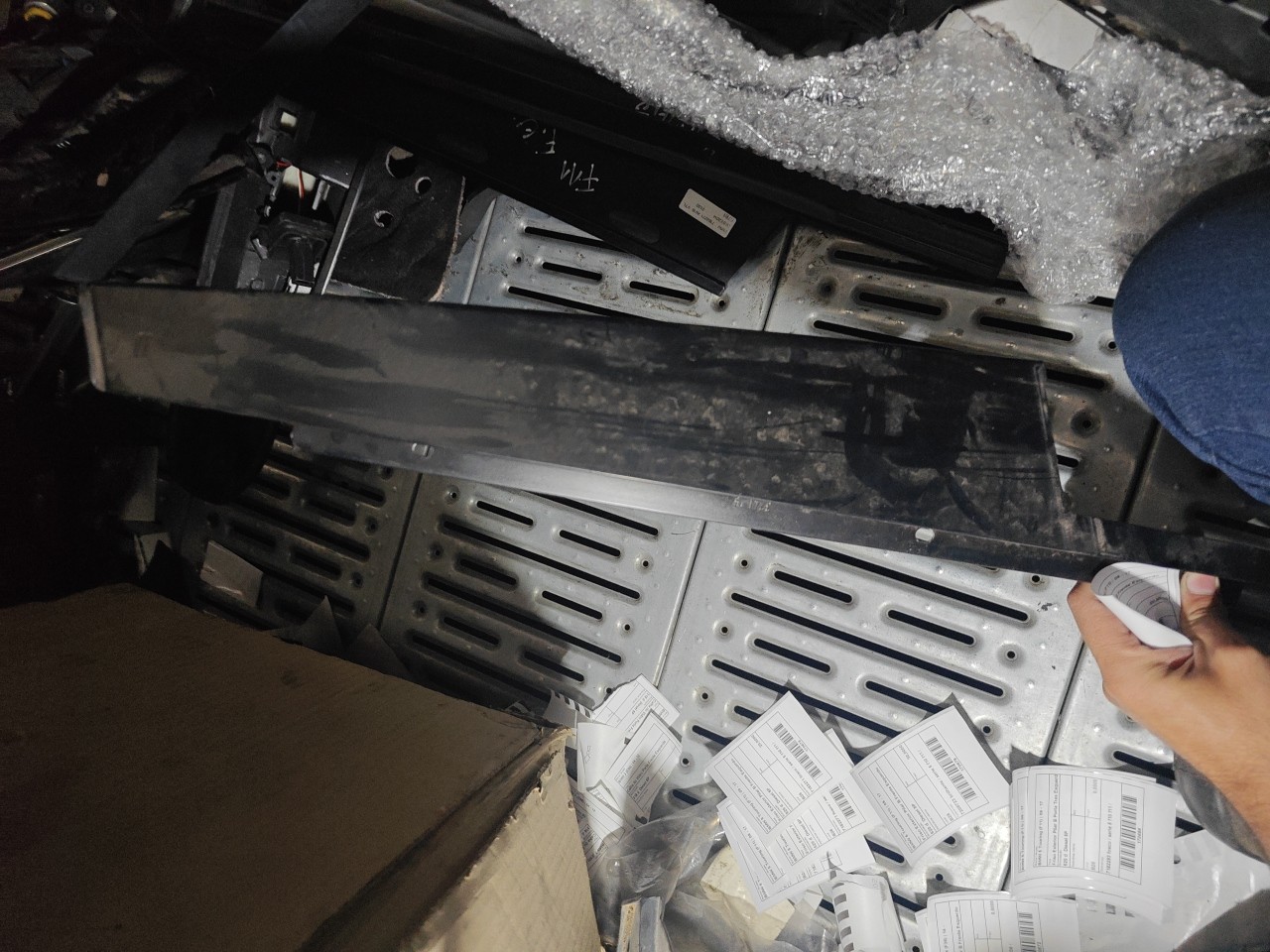 Friso Exterior Pilar B Frente Esquerdo BMW 5 Touring (F11) | 09 - 17 Imagem-1 Friso Exterior Pilar B Frente Esquerdo BMW 5 Touring (F11) | 09 - 17 Imagem-1