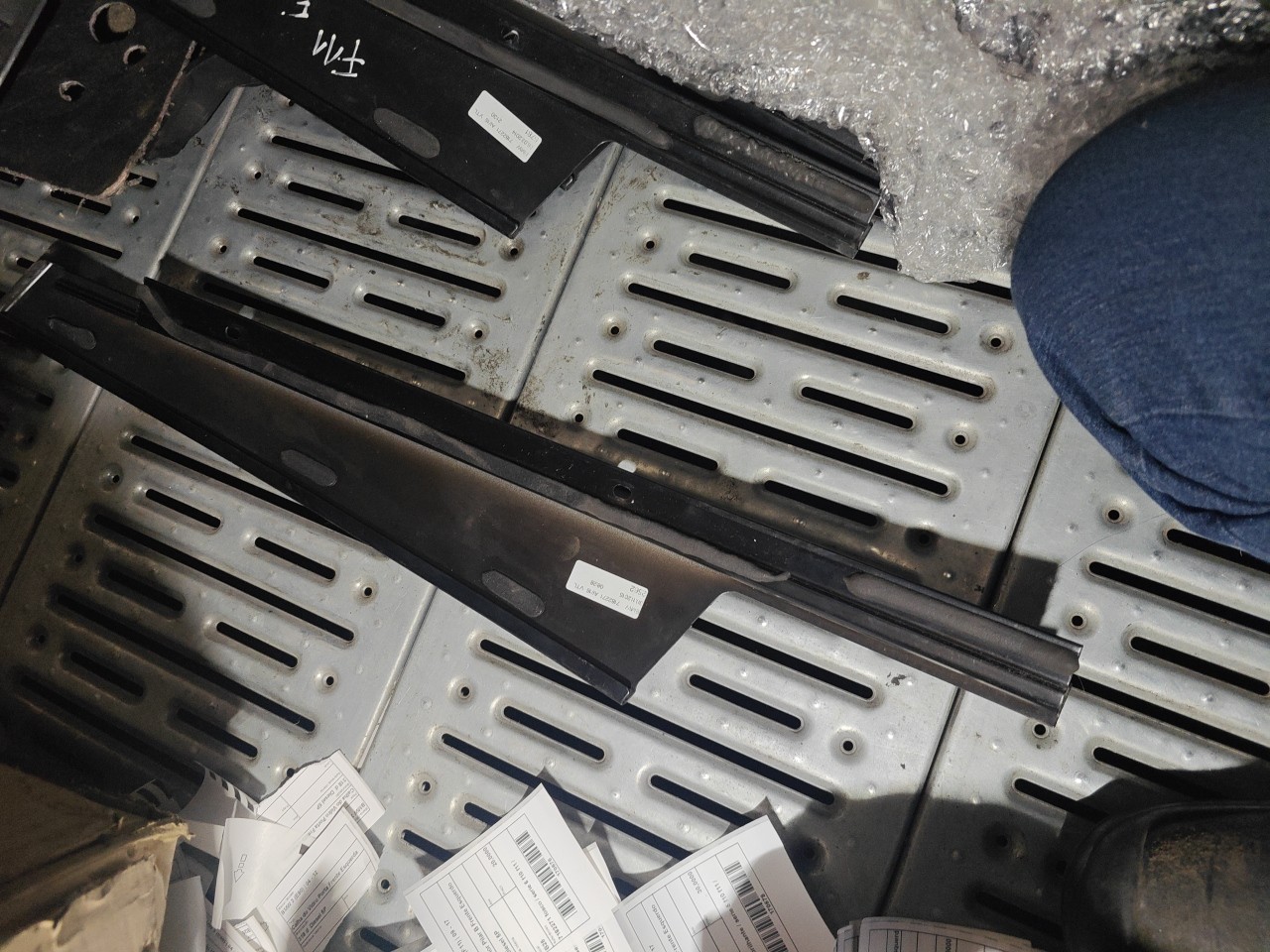 Friso Exterior Pilar B Frente Esquerdo BMW 5 Touring (F11) | 09 - 17 Imagem-2 Friso Exterior Pilar B Frente Esquerdo BMW 5 Touring (F11) | 09 - 17 Imagem-2