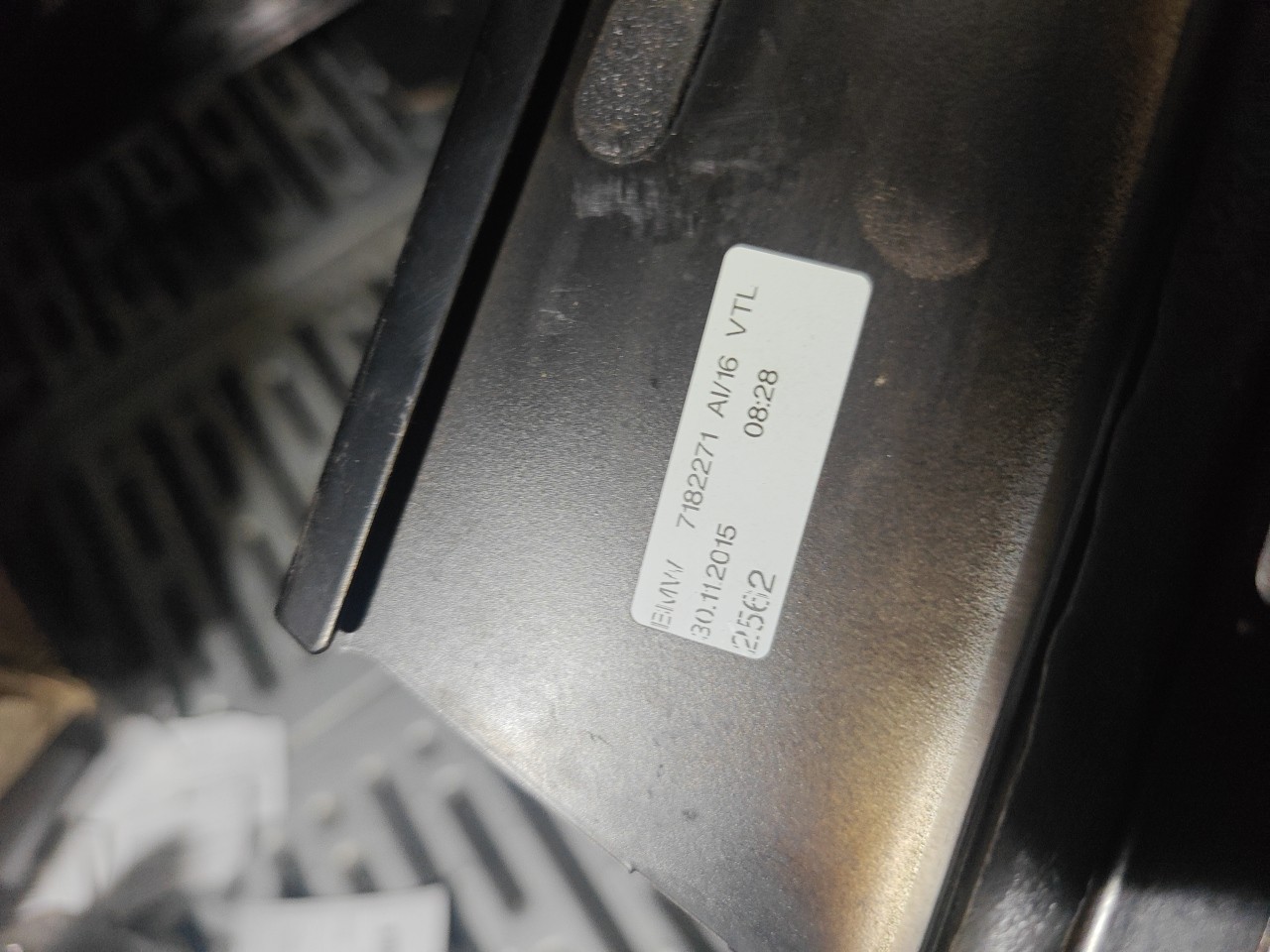 Friso Exterior Pilar B Frente Esquerdo BMW 5 Touring (F11) | 09 - 17 Imagem-3 Friso Exterior Pilar B Frente Esquerdo BMW 5 Touring (F11) | 09 - 17 Imagem-3