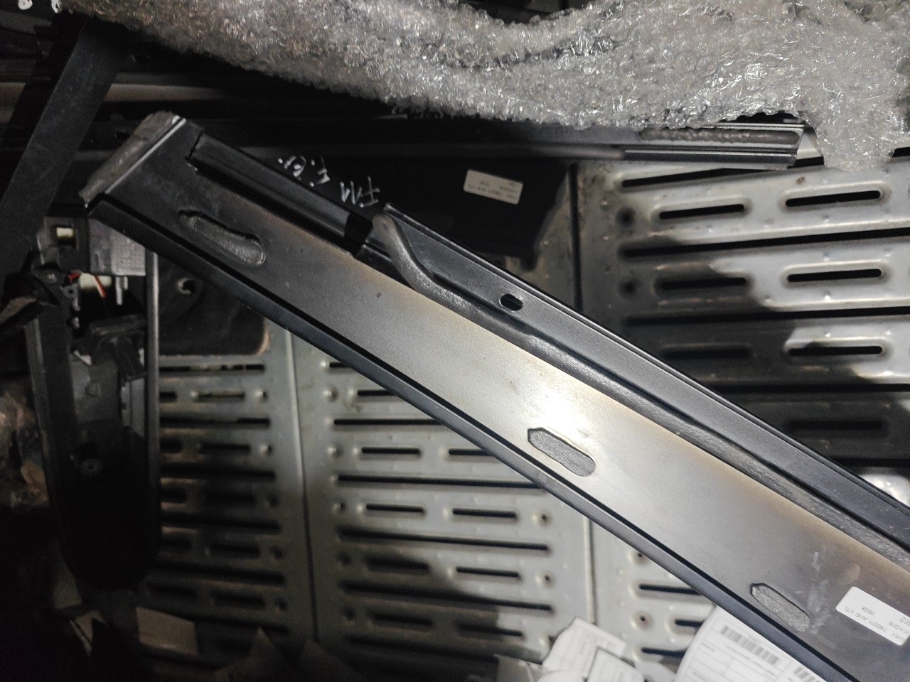 Friso Exterior Pilar B Frente Esquerdo BMW 5 Touring (F11) | 09 - 17 Imagem-4 Friso Exterior Pilar B Frente Esquerdo BMW 5 Touring (F11) | 09 - 17 Imagem-4