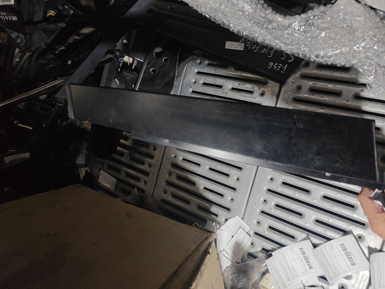 Friso Exterior Pilar B Frente Esquerdo BMW 5 Touring (F11) | 09 - 17 Imagem-1 Friso Exterior Pilar B Frente Esquerdo BMW 5 Touring (F11) | 09 - 17 Imagem-1