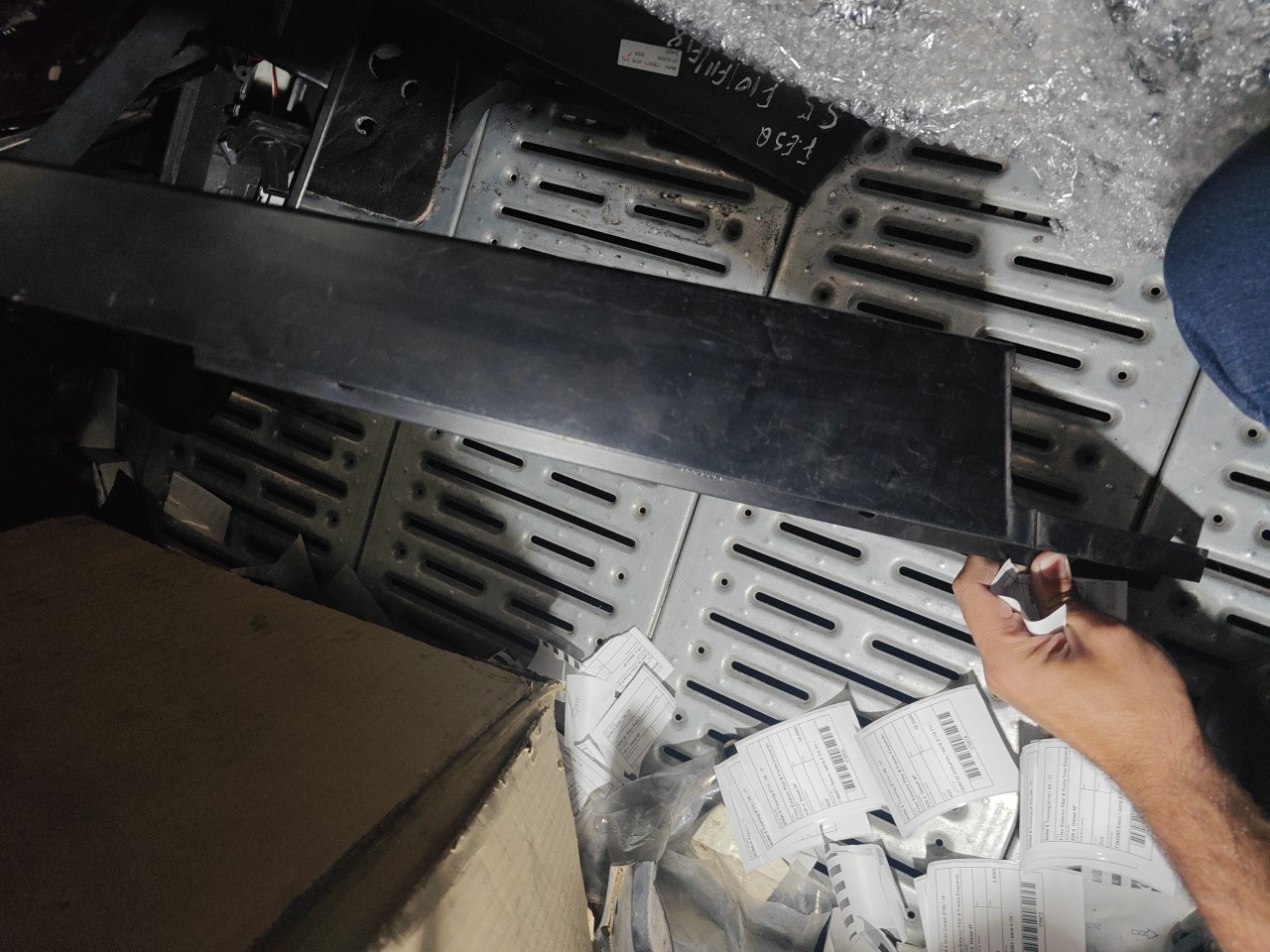 Friso Exterior Pilar B Frente Esquerdo BMW 5 Touring (F11) | 09 - 17 Imagem-2 Friso Exterior Pilar B Frente Esquerdo BMW 5 Touring (F11) | 09 - 17 Imagem-2