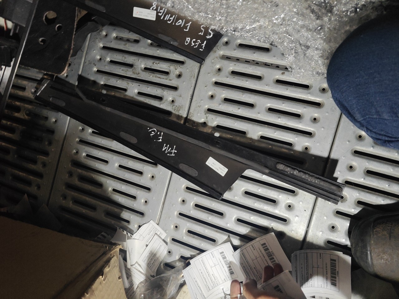 Friso Exterior Pilar B Frente Esquerdo BMW 5 Touring (F11) | 09 - 17 Imagem-3 Friso Exterior Pilar B Frente Esquerdo BMW 5 Touring (F11) | 09 - 17 Imagem-3