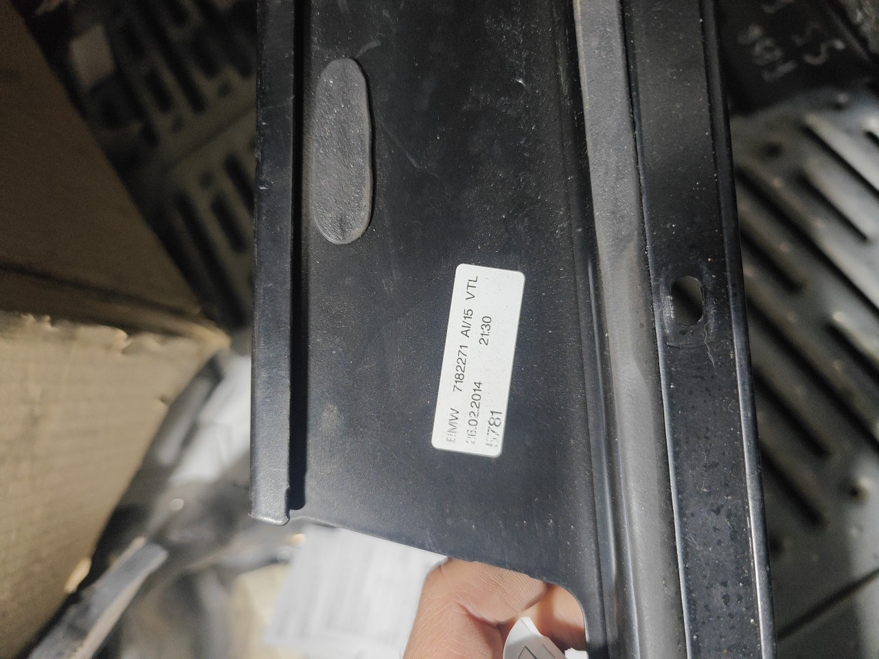 Friso Exterior Pilar B Frente Esquerdo BMW 5 Touring (F11) | 09 - 17 Imagem-4 Friso Exterior Pilar B Frente Esquerdo BMW 5 Touring (F11) | 09 - 17 Imagem-4