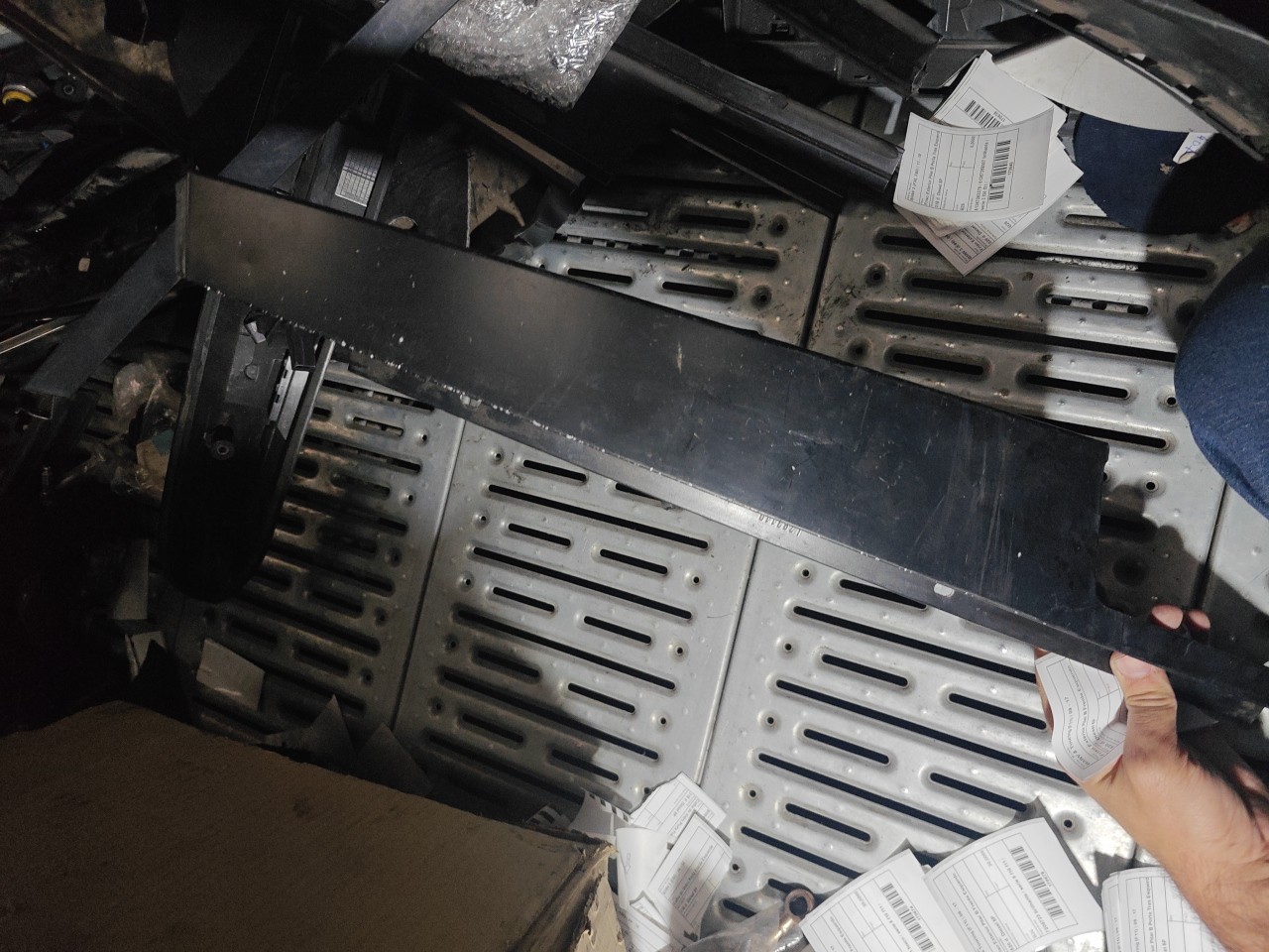 Friso Exterior Pilar B Frente Esquerdo BMW 5 Touring (F11) | 09 - 17 Imagem-1 Friso Exterior Pilar B Frente Esquerdo BMW 5 Touring (F11) | 09 - 17 Imagem-1