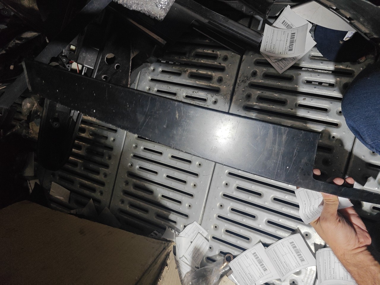 Friso Exterior Pilar B Frente Esquerdo BMW 5 Touring (F11) | 09 - 17 Imagem-2 Friso Exterior Pilar B Frente Esquerdo BMW 5 Touring (F11) | 09 - 17 Imagem-2