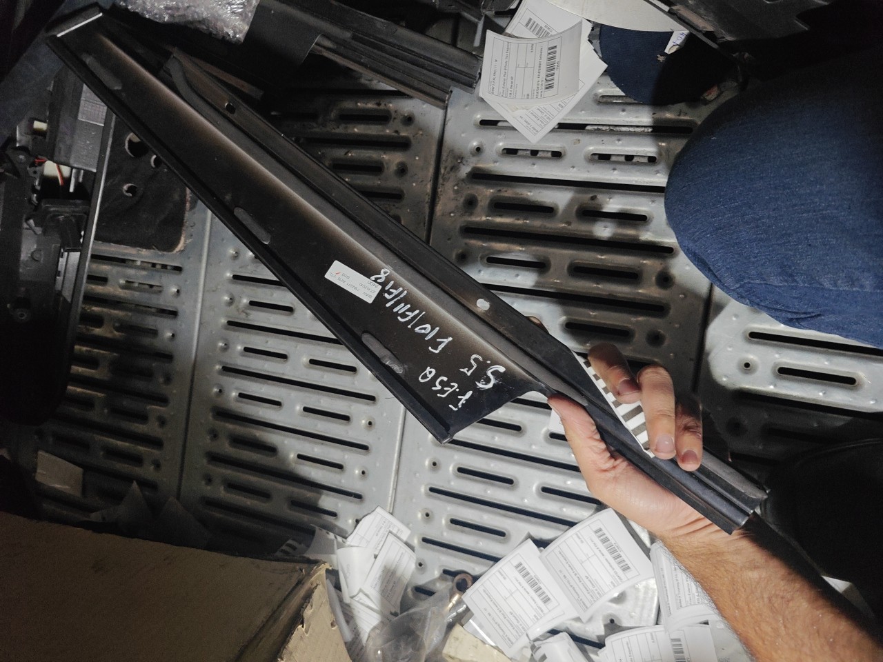 Friso Exterior Pilar B Frente Esquerdo BMW 5 Touring (F11) | 09 - 17 Imagem-3 Friso Exterior Pilar B Frente Esquerdo BMW 5 Touring (F11) | 09 - 17 Imagem-3