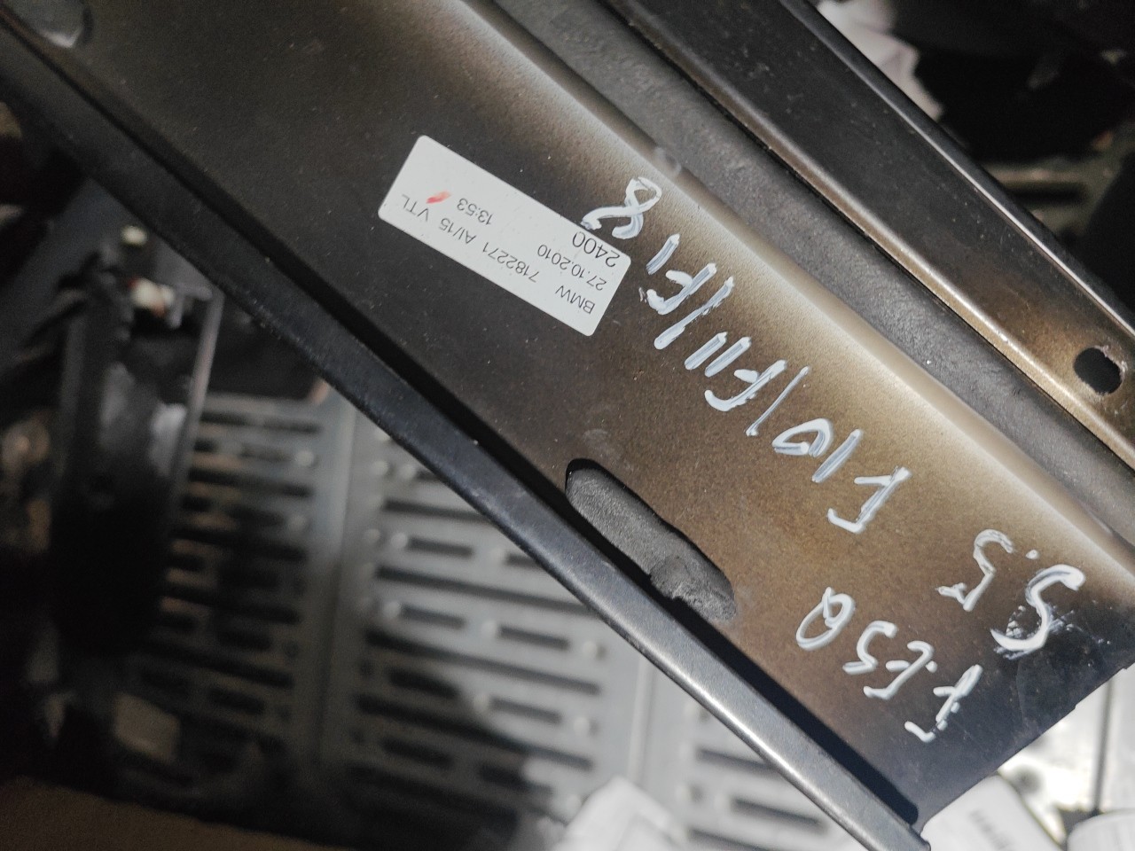 Friso Exterior Pilar B Frente Esquerdo BMW 5 Touring (F11) | 09 - 17 Imagem-4 Friso Exterior Pilar B Frente Esquerdo BMW 5 Touring (F11) | 09 - 17 Imagem-4