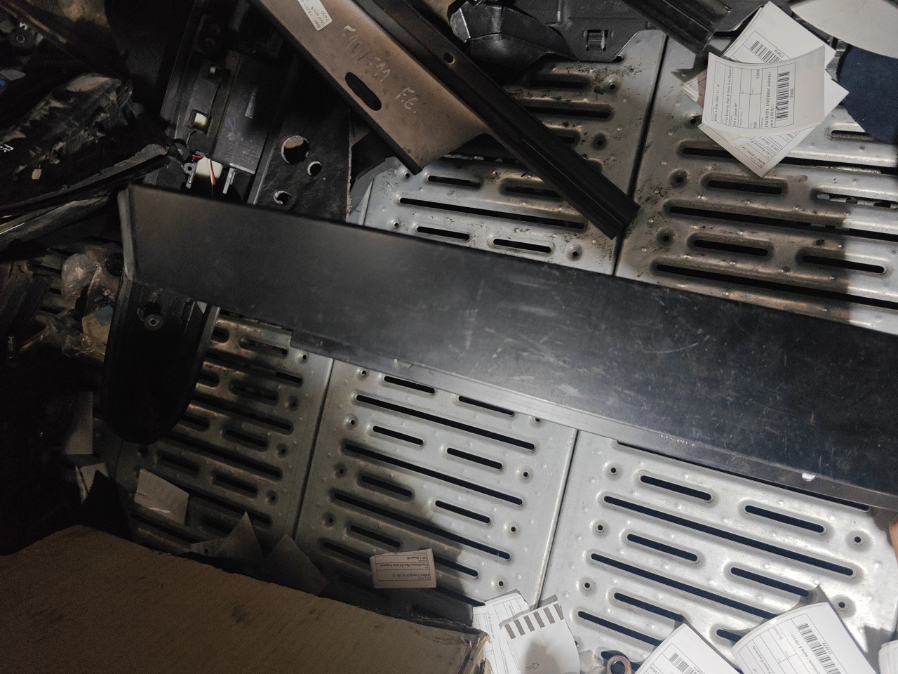 Friso Exterior Pilar B Frente Esquerdo BMW 5 Touring (F11) | 09 - 17 Imagem-1 Friso Exterior Pilar B Frente Esquerdo BMW 5 Touring (F11) | 09 - 17 Imagem-1