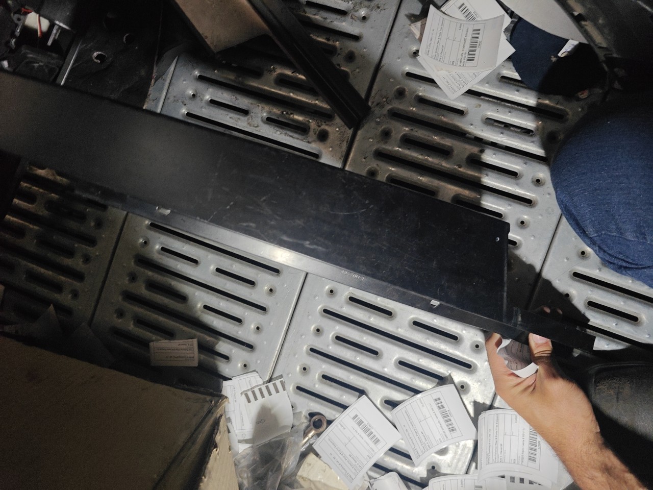 Friso Exterior Pilar B Frente Esquerdo BMW 5 Touring (F11) | 09 - 17 Imagem-2 Friso Exterior Pilar B Frente Esquerdo BMW 5 Touring (F11) | 09 - 17 Imagem-2