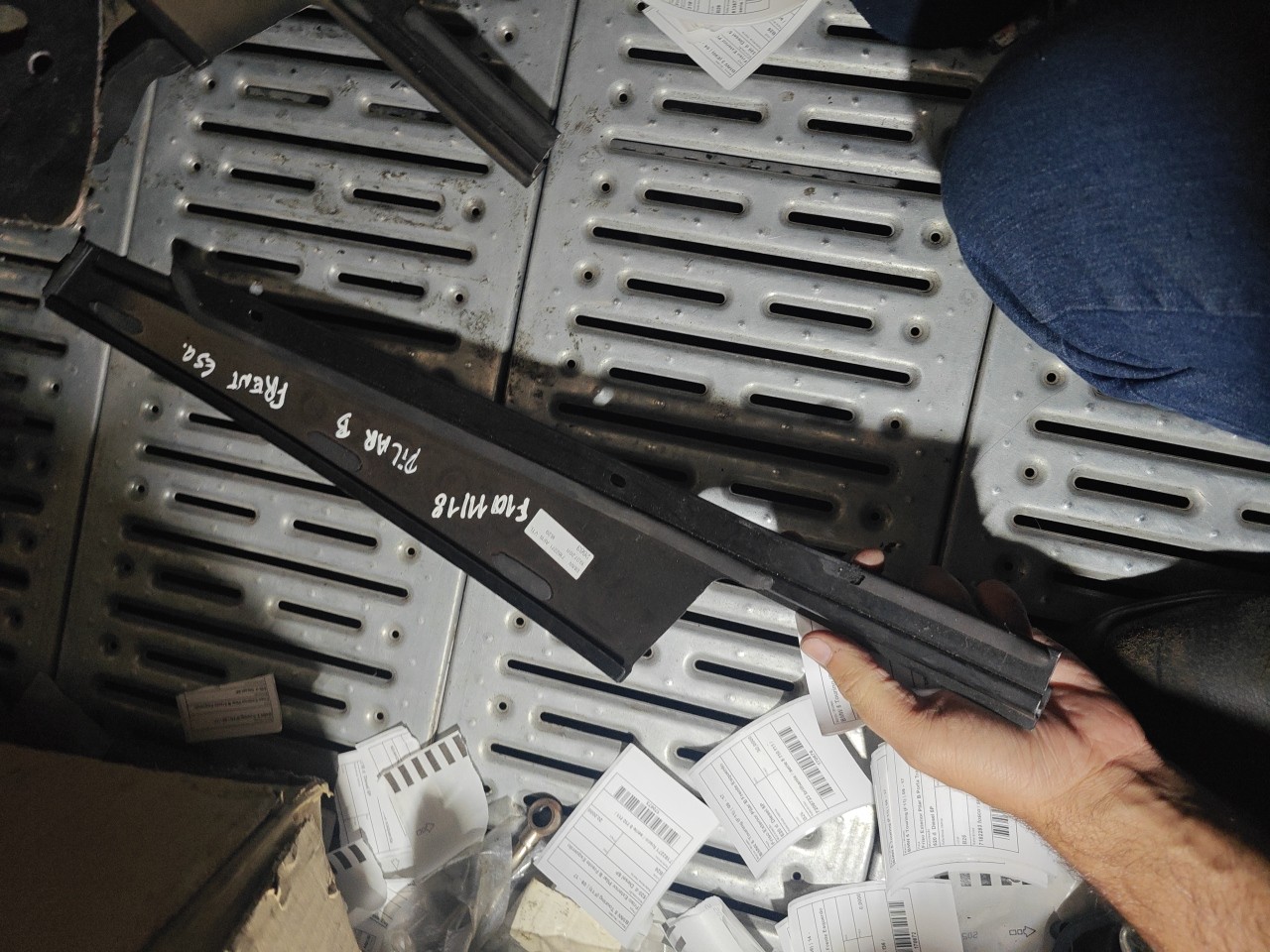 Friso Exterior Pilar B Frente Esquerdo BMW 5 Touring (F11) | 09 - 17 Imagem-3 Friso Exterior Pilar B Frente Esquerdo BMW 5 Touring (F11) | 09 - 17 Imagem-3