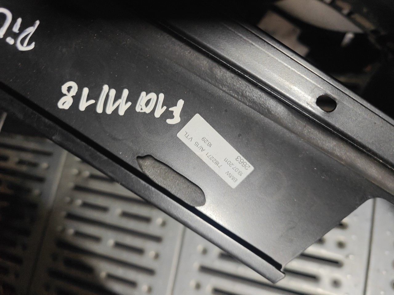 Friso Exterior Pilar B Frente Esquerdo BMW 5 Touring (F11) | 09 - 17 Imagem-4 Friso Exterior Pilar B Frente Esquerdo BMW 5 Touring (F11) | 09 - 17 Imagem-4