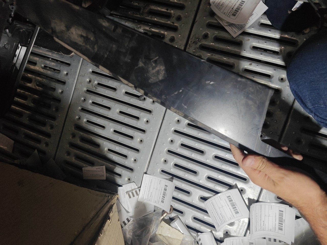 Friso Exterior Pilar B Frente Esquerdo BMW 5 Touring (F11) | 09 - 17 Imagem-2 Friso Exterior Pilar B Frente Esquerdo BMW 5 Touring (F11) | 09 - 17 Imagem-2