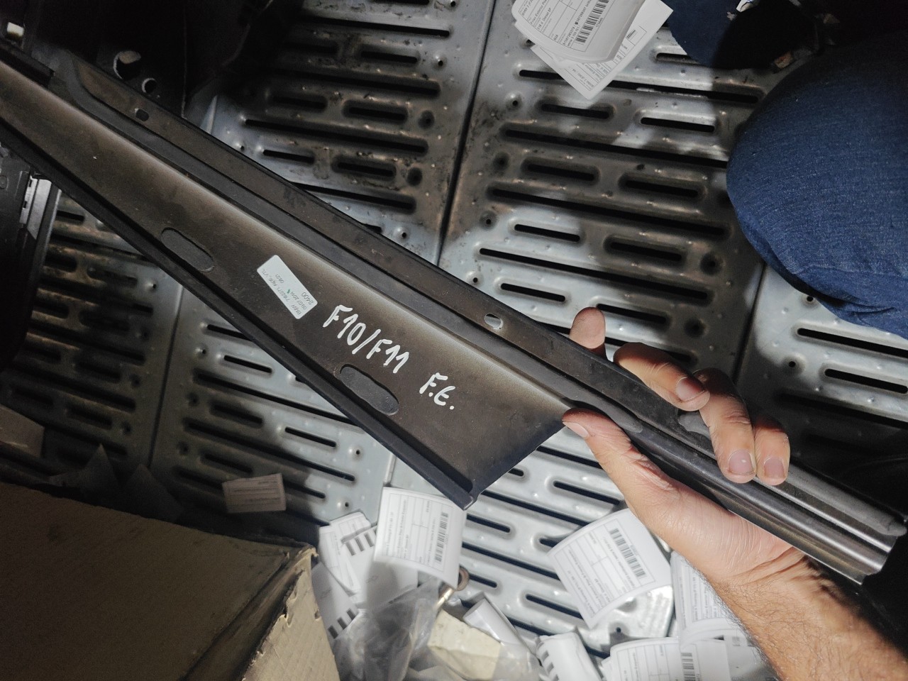 Friso Exterior Pilar B Frente Esquerdo BMW 5 Touring (F11) | 09 - 17 Imagem-3 Friso Exterior Pilar B Frente Esquerdo BMW 5 Touring (F11) | 09 - 17 Imagem-3