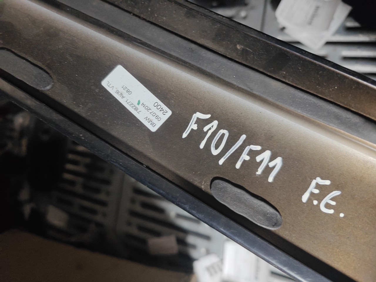 Friso Exterior Pilar B Frente Esquerdo BMW 5 Touring (F11) | 09 - 17 Imagem-4 Friso Exterior Pilar B Frente Esquerdo BMW 5 Touring (F11) | 09 - 17 Imagem-4