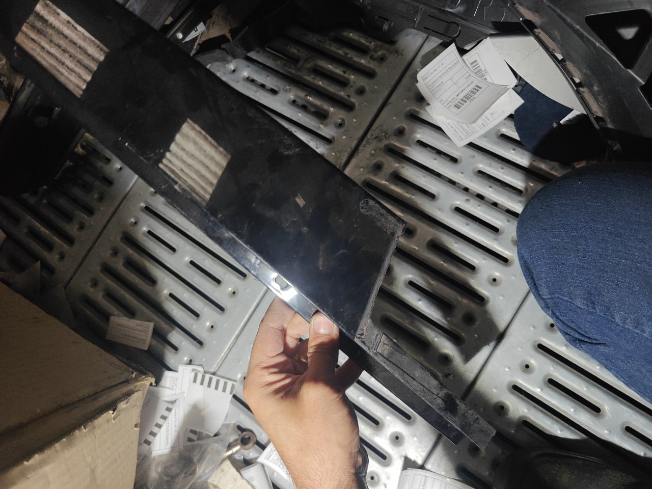 Friso Exterior Pilar B Frente Esquerdo BMW 5 Touring (F11) | 09 - 17 Imagem-1 Friso Exterior Pilar B Frente Esquerdo BMW 5 Touring (F11) | 09 - 17 Imagem-1