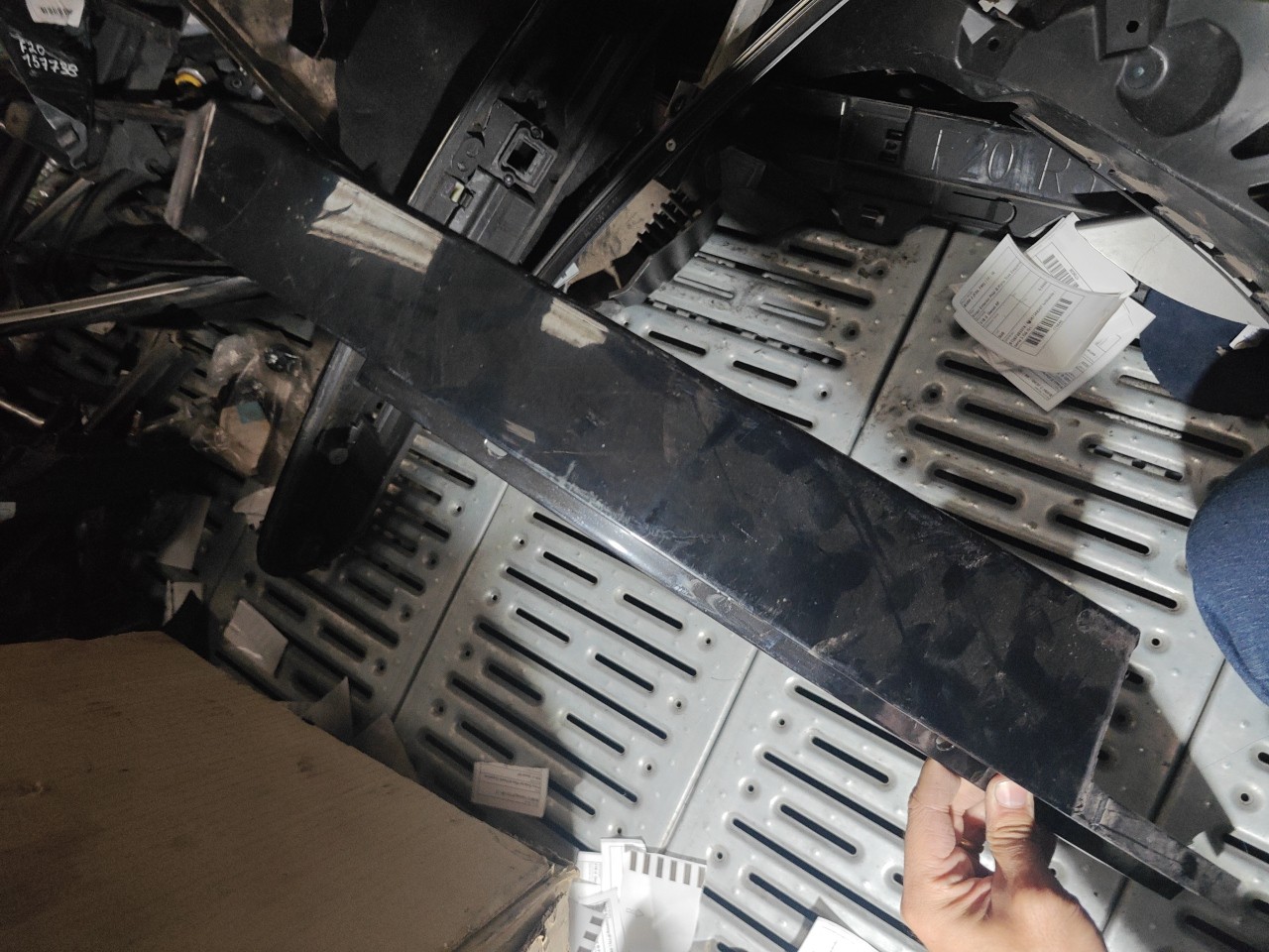 Friso Exterior Pilar B Frente Esquerdo BMW 5 Touring (F11) | 09 - 17 Imagem-2 Friso Exterior Pilar B Frente Esquerdo BMW 5 Touring (F11) | 09 - 17 Imagem-2