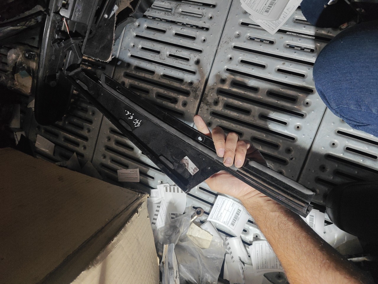 Friso Exterior Pilar B Frente Esquerdo BMW 5 Touring (F11) | 09 - 17 Imagem-3 Friso Exterior Pilar B Frente Esquerdo BMW 5 Touring (F11) | 09 - 17 Imagem-3