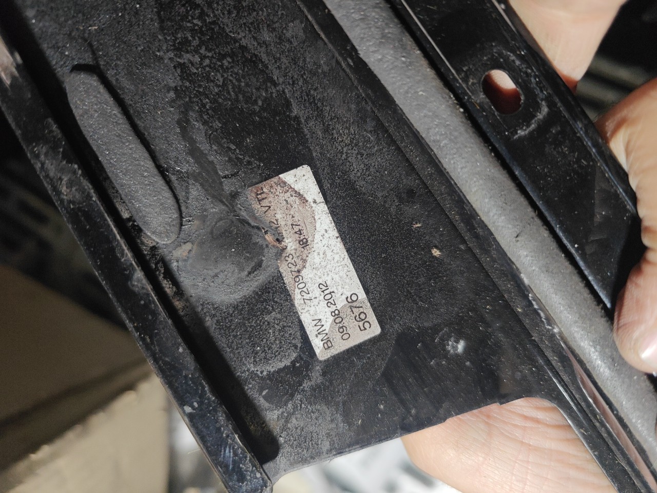 Friso Exterior Pilar B Frente Esquerdo BMW 5 Touring (F11) | 09 - 17 Imagem-4 Friso Exterior Pilar B Frente Esquerdo BMW 5 Touring (F11) | 09 - 17 Imagem-4