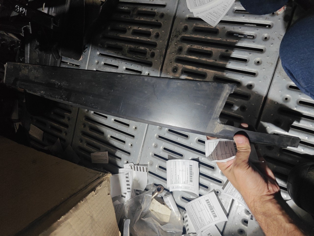 Friso Exterior Pilar B Porta Tras Direita BMW 5 Touring (F11) | 09 - 17 Imagem-1 Friso Exterior Pilar B Porta Tras Direita BMW 5 Touring (F11) | 09 - 17 Imagem-1